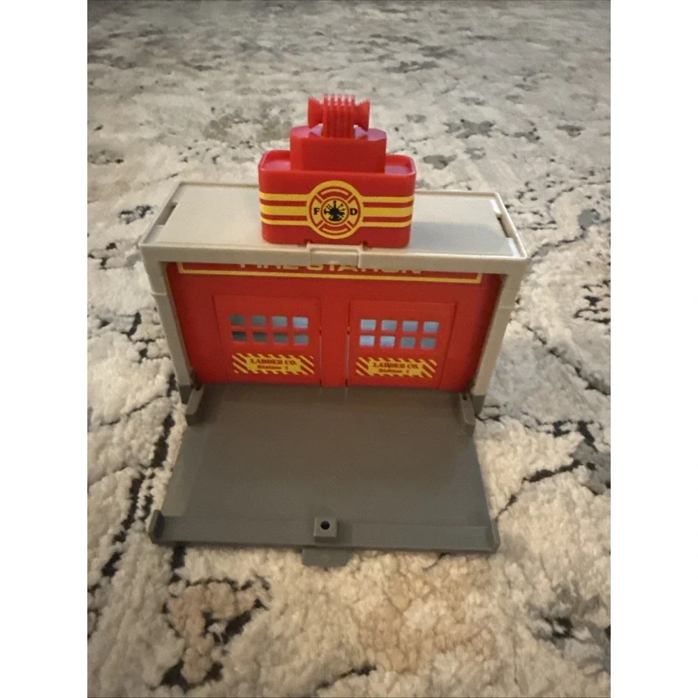 VINTAGE MATCHBOX FIRE DEPARTMENT STATION - Only Pieces Shown 1990